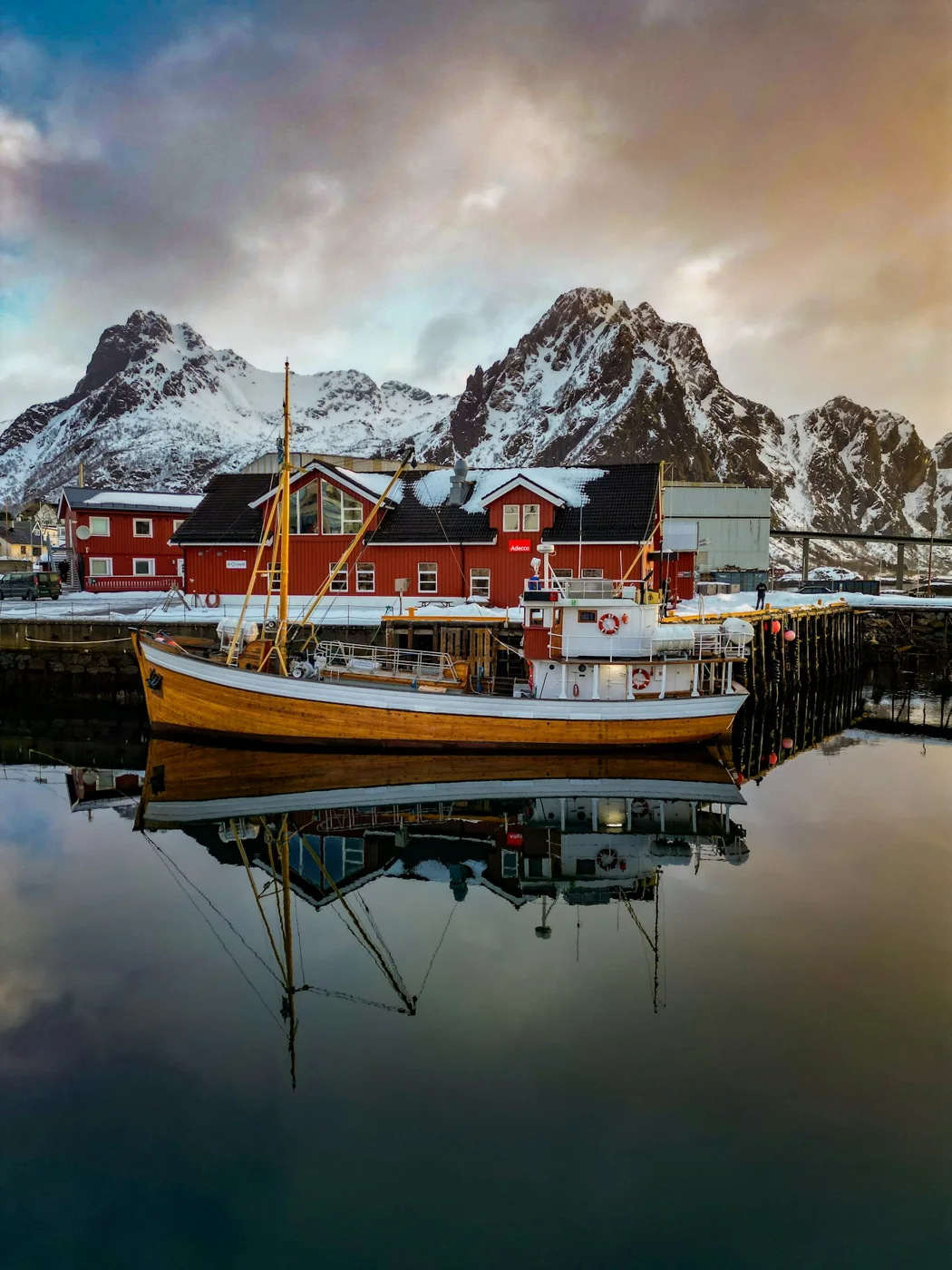 Båt i norsk kystlandskap